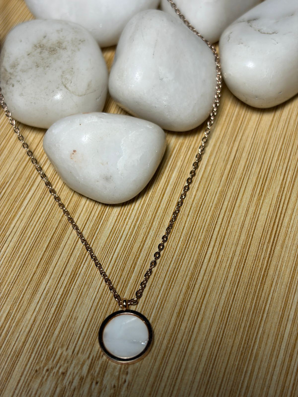White Pearl Clover Pendant Rose Gold Chain (Circle)