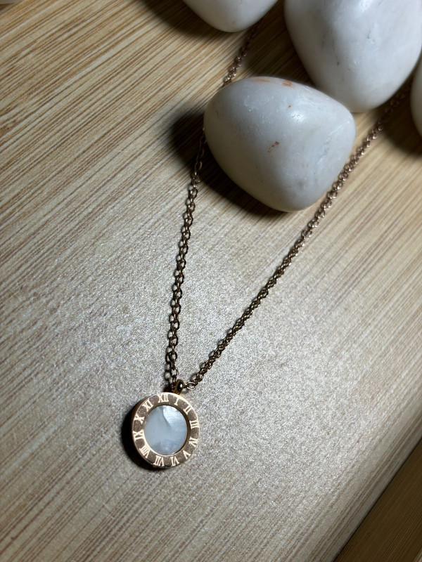 White Pearl Clover Pendant Rose Gold Chain (Clock Design)