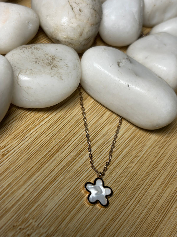 White Pearl Clover Pendent Rose Gold Chain (Star)