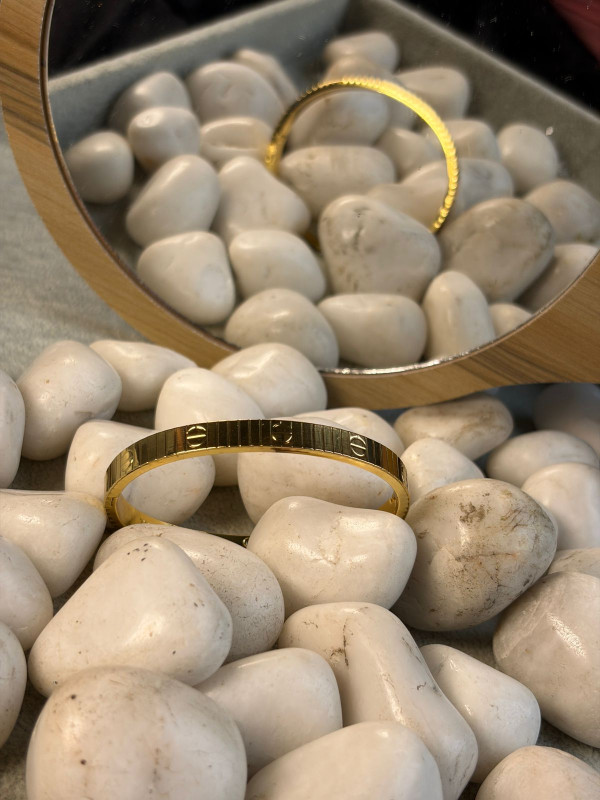 Screw Head Motif Bangle (Yellow Chimes Gold)