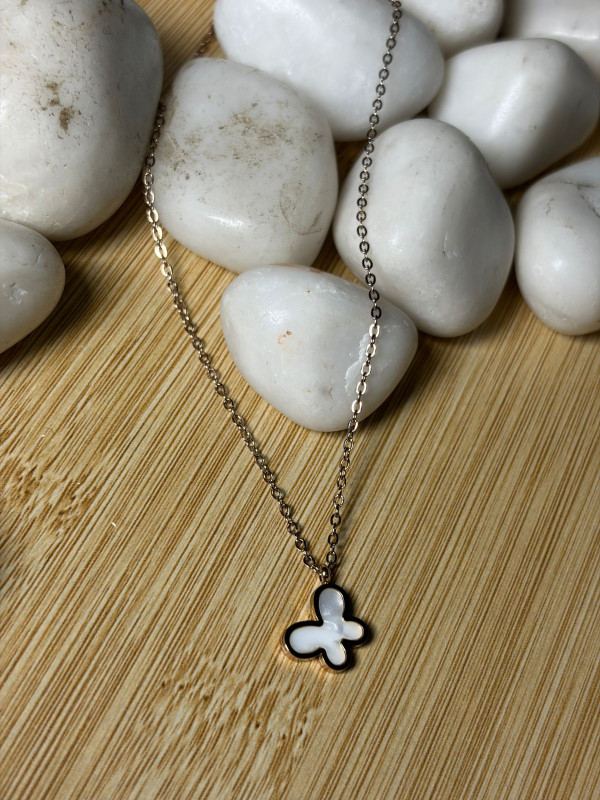 White Pearl Clover Pendant Rose Gold Chain (Butterfly)