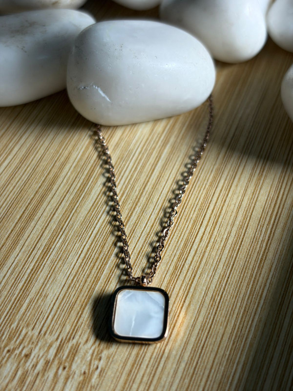 White Pearl Clover Pendent Rose Gold Chain (Square)