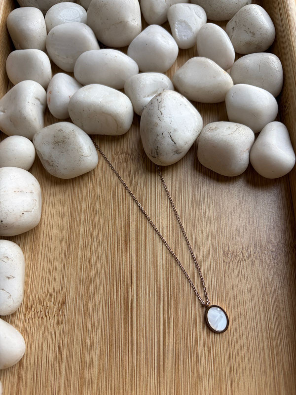 White Pearl Clover Pendent Rose Gold Chain (Oval)